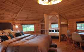 Wohnschlafzimmer mit separatem Kinderzimmer im Chalet Kota Luxe